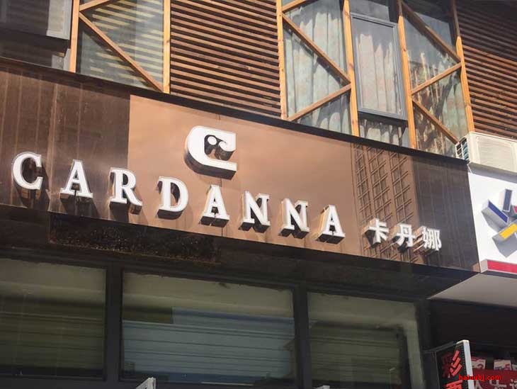 昆明海鷗搬家公司到卡丹娜辦公家具的拆裝.jpg 昆明海鷗搬家公司到卡丹娜辦公家具的拆裝.jpg